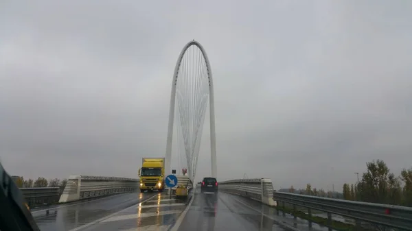 Reggio Emilia Bridge Rain Seen Car High Quality Photo — 스톡 사진