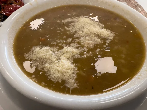 Bir tabak bakla çorbası, fasulye, büyü, yağ ve parmesan. Yüksek kalite fotoğraf