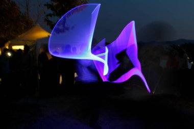 Lucca, İtalya - 2018 10 31: Lucca Comics ücretsiz kostüm etkinliği şehrin etrafında hafif boyama kılıçlarıyla savaşıyor. Yüksek kalite fotoğraf