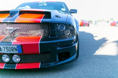 Reggio Emilia Italy - 07: 15 2019: Ford Mustang Cobra meydanında bedava spor araba. Yüksek kalite fotoğraf