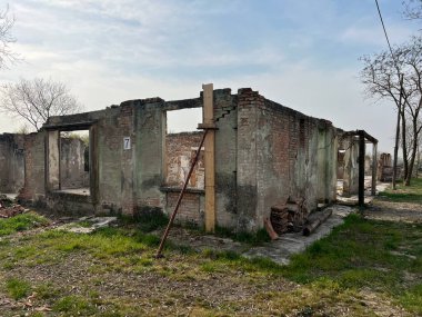 İtalya 'nın Fossoli Carpi bölgesindeki toplama kampının iç kısımları ve kalıntıları. Yüksek kalite fotoğraf