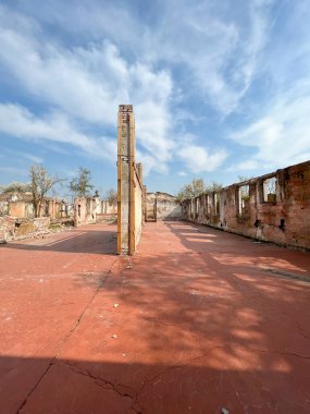 İtalya 'nın Fossoli Carpi bölgesindeki toplama kampının iç kısımları ve kalıntıları. Yüksek kalite fotoğraf