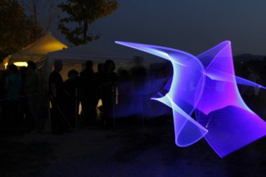 Lucca, İtalya - 2018 10 31: Lucca Comics ücretsiz kostüm etkinliği şehrin etrafında hafif boyama kılıçlarıyla savaşıyor. Yüksek kalite fotoğraf