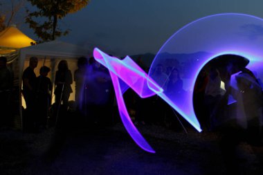 Lucca, İtalya - 2018 10 31: Lucca Comics ücretsiz kostüm etkinliği şehrin etrafında hafif boyama kılıçlarıyla savaşıyor. Yüksek kalite fotoğraf