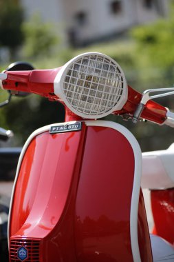 Bibbiano-Reggio Emilia Italy - 07: 15 2015: Piaggio Versap Px150e şehir meydanında klasik arabaların ücretsiz mitingi. Yüksek kalite fotoğraf