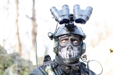 Susturuculu, hafif makineli tüfekli ve gece görüşlü bir Cosplayer askeri. Yüksek kalite fotoğraf