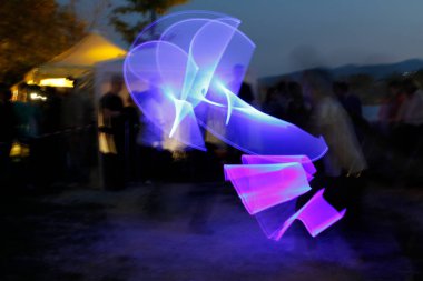 Lucca, İtalya - 2018 10 31: Lucca Comics ücretsiz kostüm etkinliği şehrin etrafında hafif boyama kılıçlarıyla savaşıyor. Yüksek kalite fotoğraf