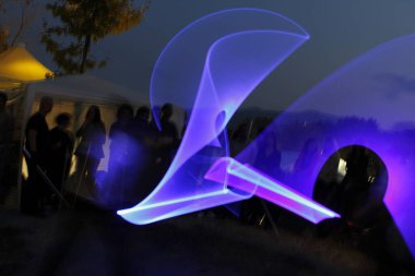 Lucca, İtalya - 2018 10 31: Lucca Comics ücretsiz kostüm etkinliği şehrin etrafında hafif boyama kılıçlarıyla savaşıyor. Yüksek kalite fotoğraf