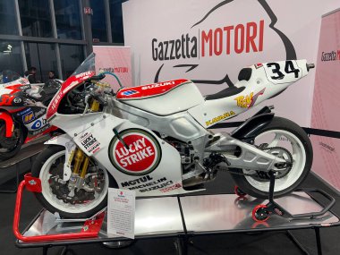 Milano, İtalya - 2021 11: Eicma Milano Bisiklet Fuarı Kevin Schwantz 34 Suzuki rgv gama 500. Yüksek kalite fotoğraf