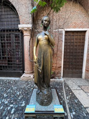 Verona, İtalya: 2022 02 10 numaralı bronz Juliet heykeli balkonun altında. Yüksek kalite fotoğraf