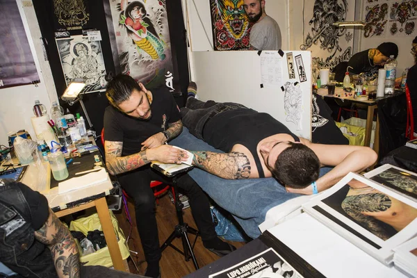 Milano İtalya - 2019 02 01: Milano Tattoo fuarından ücretsiz görüntüler. Yüksek kalite fotoğraf