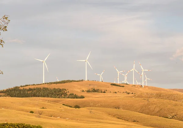 İtalya 'nın Abruzzo tepelerindeki rüzgar çiftliği. Yüksek kalite fotoğraf