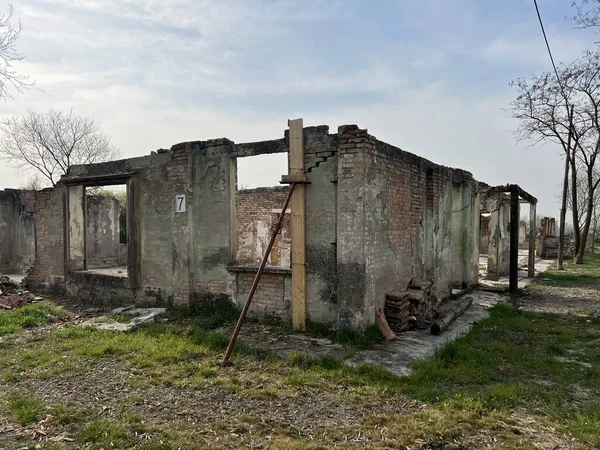 İtalya 'nın Fossoli Carpi bölgesindeki toplama kampının iç kısımları ve kalıntıları. Yüksek kalite fotoğraf