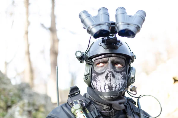 Susturuculu, hafif makineli tüfekli ve gece görüşlü bir Cosplayer askeri. Yüksek kalite fotoğraf