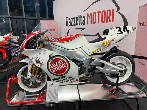 Milano, İtalya - 2021 11: Eicma Milano Bisiklet Fuarı Kevin Schwantz 34 Suzuki rgv gama 500. Yüksek kalite fotoğraf