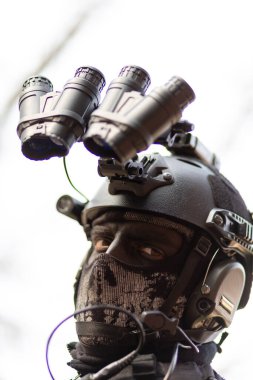 Susturuculu, hafif makineli tüfekli ve gece görüşlü bir Cosplayer askeri. Yüksek kalite fotoğraf