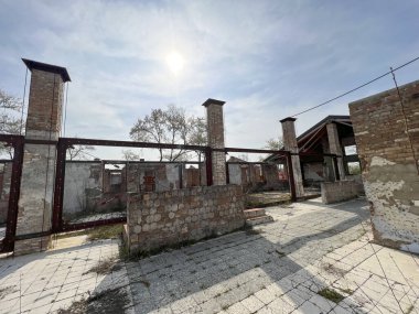 İtalya 'nın Fossoli Carpi bölgesindeki toplama kampının iç kısımları ve kalıntıları. Yüksek kalite fotoğraf