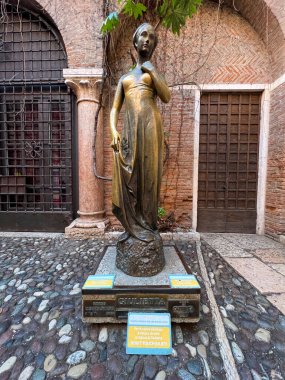 Verona, İtalya: 2022 02 10 numaralı bronz Juliet heykeli balkonun altında. Yüksek kalite fotoğraf