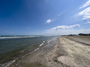 Kışın deniz... İnsansız ve şemsiyesiz Rimini. Yüksek kalite fotoğraf