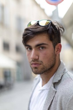 Yakışıklı, siyah saçlı, güneş gözlüklü adam. Yüksek kalite fotoğraf