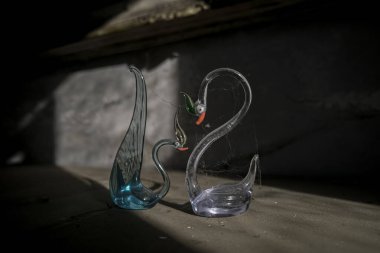 Terk edilmiş evde duvarda asılı kuklalar. Yüksek kalite fotoğraf