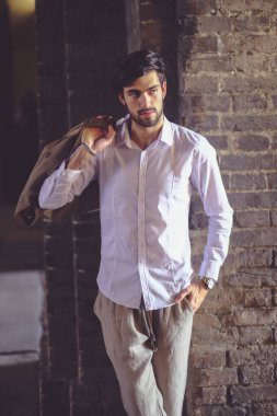 Beyaz gömlekli yakışıklı, koyu renk saçlı adam. Yüksek kalite fotoğraf