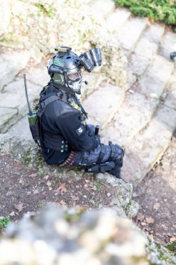 Susturuculu, hafif makineli tüfekli ve gece görüşlü bir Cosplayer askeri. Yüksek kalite fotoğraf