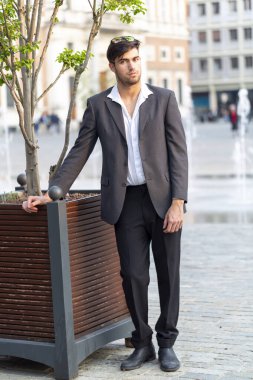 Şehir merkezinde zarif ceketli yakışıklı, koyu renk saçlı bir İtalyan. Yüksek kalite fotoğraf