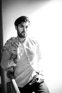 Beyaz gömlekli yakışıklı, koyu renk saçlı adam. Yüksek kalite fotoğraf