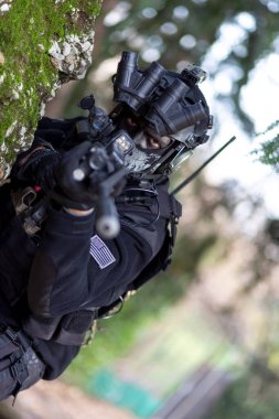 Susturuculu, hafif makineli tüfekli ve gece görüşlü bir Cosplayer askeri. Yüksek kalite fotoğraf