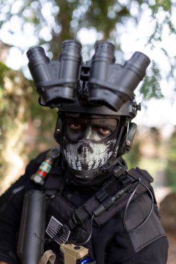 Susturuculu, hafif makineli tüfekli ve gece görüşlü bir Cosplayer askeri. Yüksek kalite fotoğraf