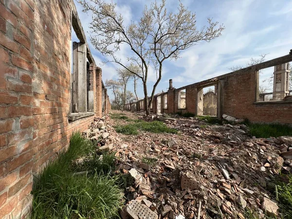 İtalya 'nın Fossoli Carpi bölgesindeki toplama kampının iç kısımları ve kalıntıları. Yüksek kalite fotoğraf