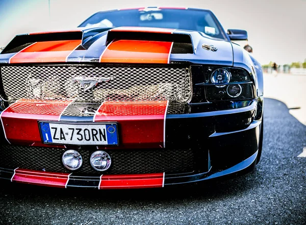 Reggio Emilia Italy - 07: 15 2019: Ford Mustang Cobra meydanında bedava spor araba. Yüksek kalite fotoğraf