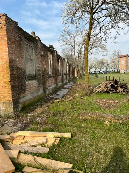 İtalya 'nın Fossoli Carpi bölgesindeki toplama kampının iç kısımları ve kalıntıları. Yüksek kalite fotoğraf