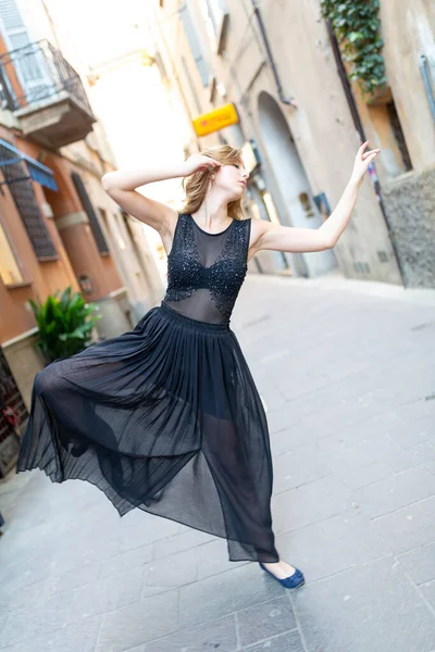 Güzel İtalyan esmer kız Reggio Emilia 'nın ortasında uzun etekle dans ediyor. Yüksek kalite fotoğraf