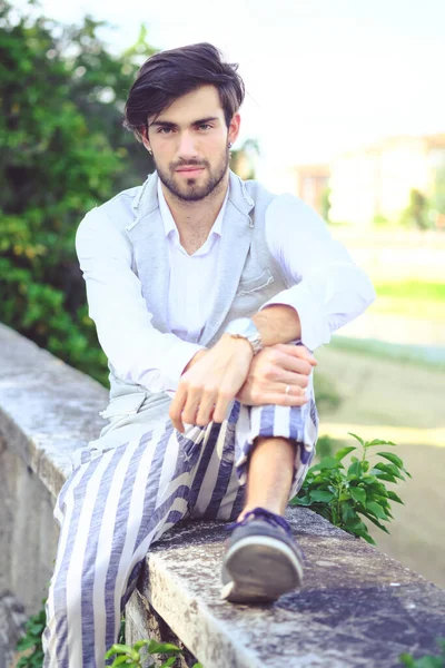 Yelekli yakışıklı, koyu renk saçlı bir İtalyan. Yüksek kalite fotoğraf