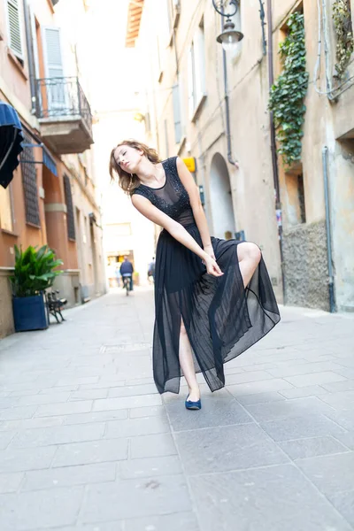 Güzel İtalyan esmer kız Reggio Emilia 'nın ortasında uzun etekle dans ediyor. Yüksek kalite fotoğraf