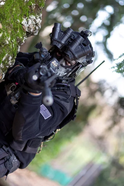 Susturuculu, hafif makineli tüfekli ve gece görüşlü bir Cosplayer askeri. Yüksek kalite fotoğraf