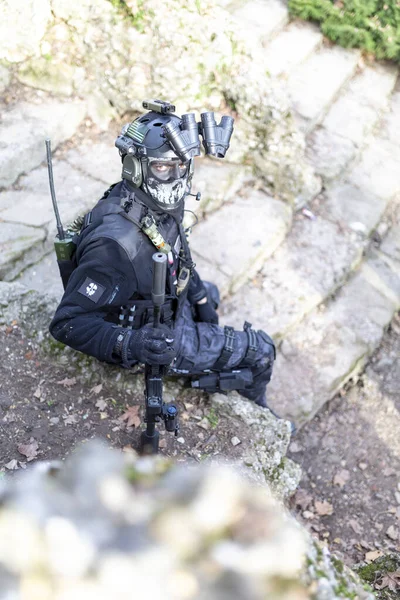 Militar Cosplayer Armado Con Subametralladora Con Silenciador Visión Nocturna Foto —  Fotos de Stock