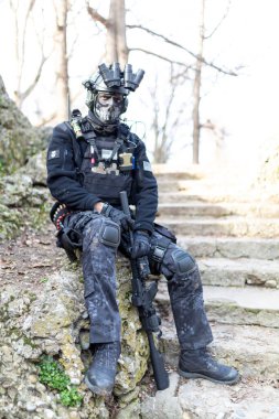 Susturuculu, hafif makineli tüfekli ve gece görüşlü bir Cosplayer askeri. Yüksek kalite fotoğraf