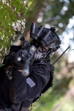 Susturuculu, hafif makineli tüfekli ve gece görüşlü bir Cosplayer askeri. Yüksek kalite fotoğraf