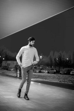 Beyaz gömlekli yakışıklı, koyu renk saçlı adam. Yüksek kalite fotoğraf