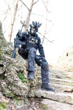 Susturuculu, hafif makineli tüfekli ve gece görüşlü bir Cosplayer askeri. Yüksek kalite fotoğraf