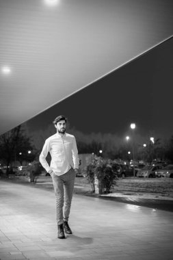 Beyaz gömlekli yakışıklı, koyu renk saçlı adam. Yüksek kalite fotoğraf