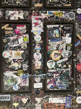 Verona, İtalya: 2022 02 10 çıkartması Romeo ve Juliet 'in evinin kapısına yapıştırıldı. Yüksek kalite fotoğraf