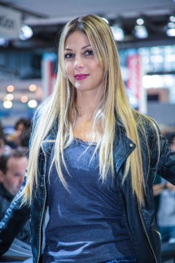 Milano, İtalya - 2012 10: Eicma Motor Bisiklet Etkinliği sarışın güzel kız. Yüksek kalite fotoğraf