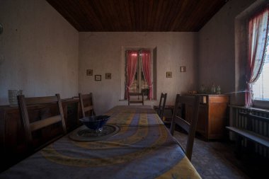 Terk edilmiş eski kraliyet evindeki yemek odası. Yüksek kalite fotoğraf