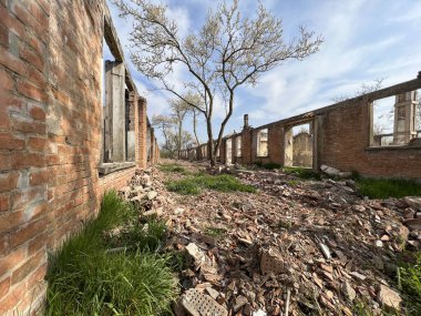 İtalya 'nın Fossoli Carpi bölgesindeki toplama kampının iç kısımları ve kalıntıları. Yüksek kalite fotoğraf