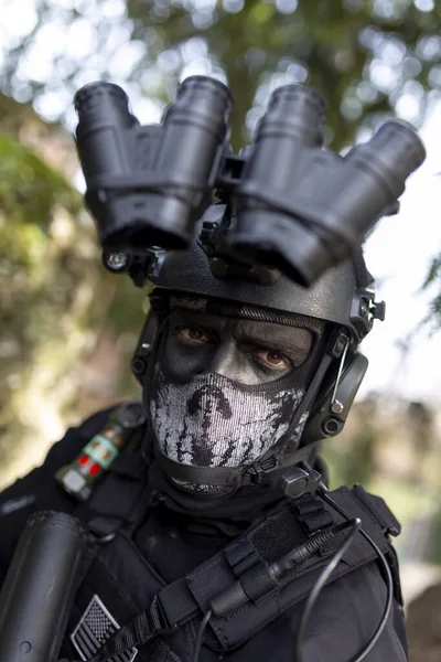 Cosplayer Katona Fegyveres Géppisztoly Hangtompítóval Éjjellátóval Kiváló Minőségű Fénykép — Stock Fotó