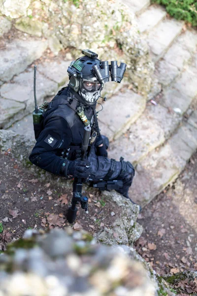 Homem Militar Cosplayer Armado Com Submetralhadora Com Silenciador Visão Noturna — Fotografia de Stock